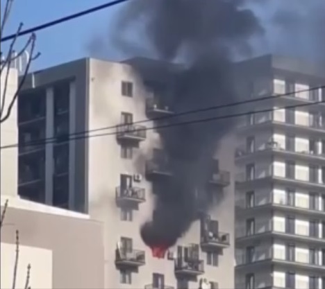 ისანში, საცხოვრებელ სახლში ამ წუთებში ხანძარია – რა კადრები ვრცელდება სოციალურ ქსელში?