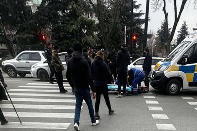 ქალს მანქანა დაეჯახა – ქვეითი ფეხის მოტეხილობით კლინიკაში გადაიყვანეს. სად მოხდა უბედური შემთხვევა?