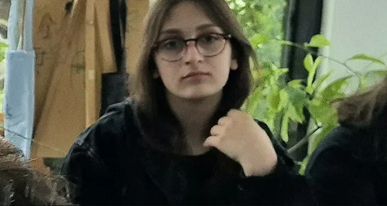 “ეს რა ტრაგედია, ეს რა სიმწარეა! რა ვთქვა, არ ვიცი” – 17 წლის გოგო, რომელიც მო­ტო­ციკ­ლით გა­და­ად­გილ­დე­ბო­და, ავარიაში მოჰყ­ვა და და­ი­ღუ­პა