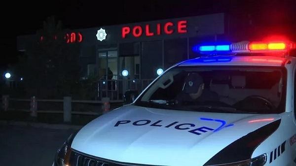 ქორწილში დაწყებული ჩხუბი სასტიკი ანგარიშსწორებით დასრულდა – სახლში მივარდნილები ახალგაზრდა კაცმა დანით დაჭრა, მათ კი მანქანით მამამისს გადაუარეს…