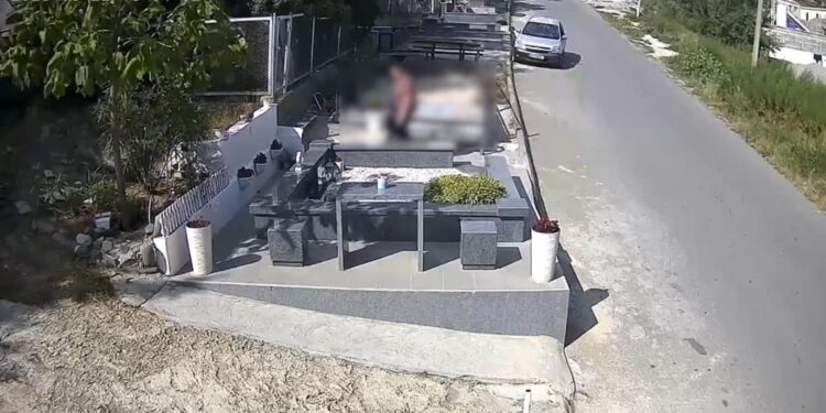 (ვიდეო) ვრცელდება სათვალთვალო კამერის ჩანაწერი – რა დააფიქსირა კამერამ ახალგაზრდა ბიჭის საფლავზე?